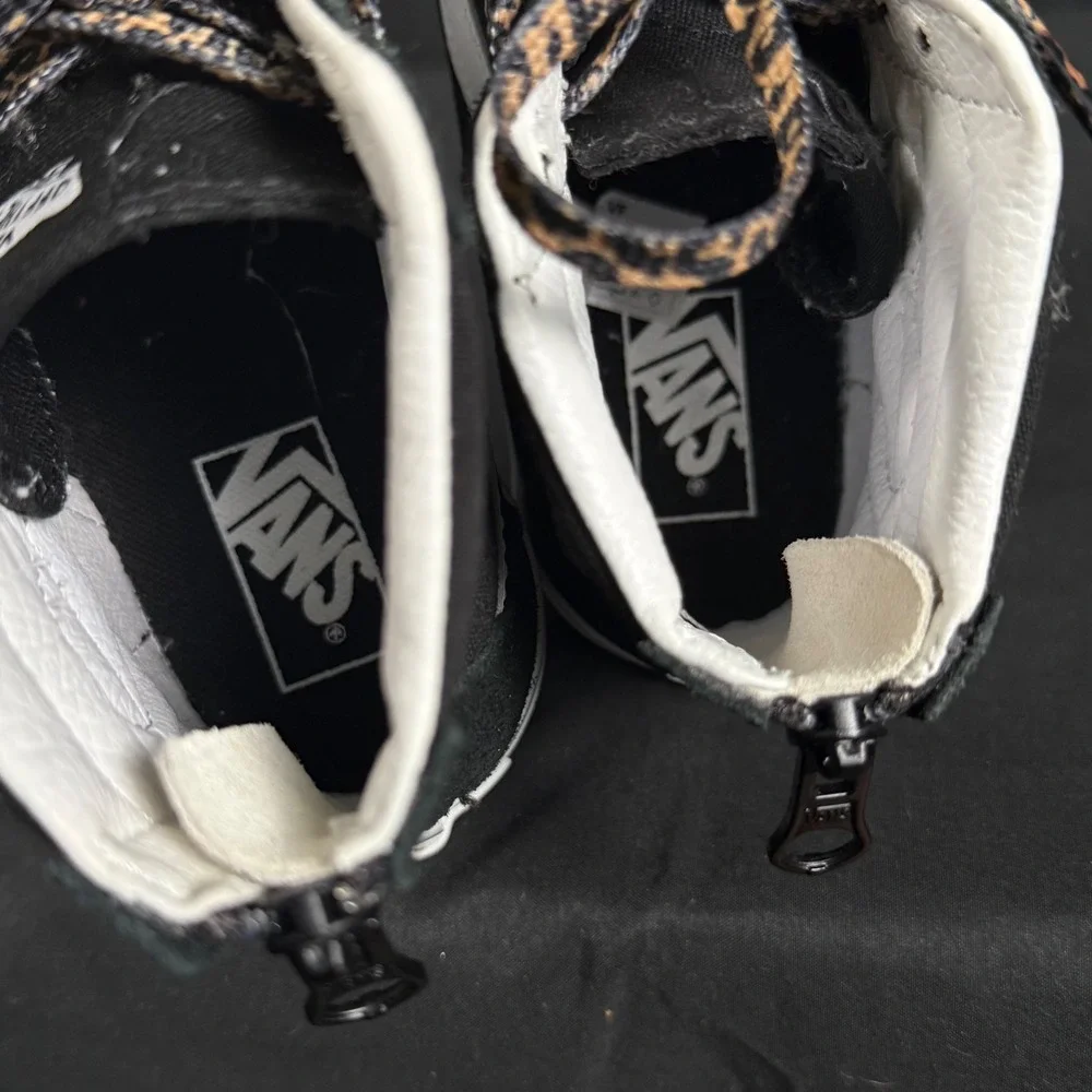 Vans Sk8-Hi Leopard Heart High Top Zip Sneakers Suede Black Youth 1.5 721356
